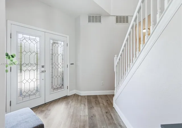 4th image of 674 Clear Creek Dr, Sarasota, FL 34229 | MLS# A12004530