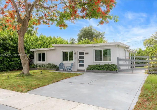 Homes for sale in West Park, FL | 5710 Sw 40th Ct, West Park, FL 33023 | MLS# A12006372