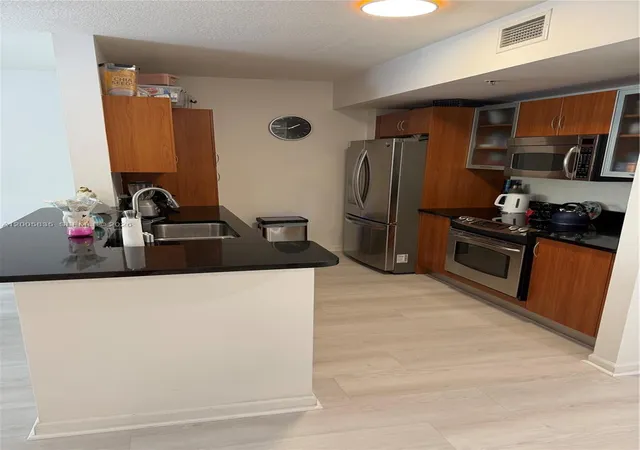 4th image of 18800 Ne 29Th Ave #419, Miami, FL 33180 | MLS# A12005835