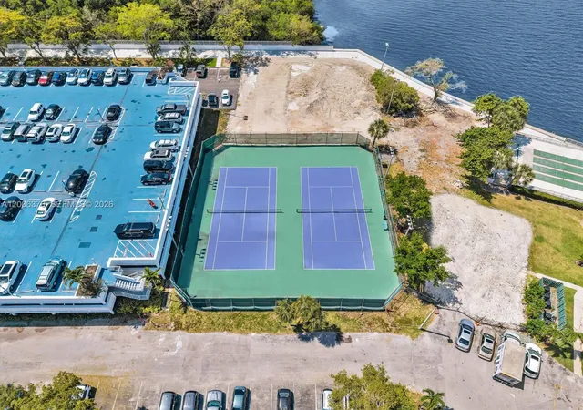 2nd image of 500 Bayview Dr, Sunny Isles Beach, FL 33160