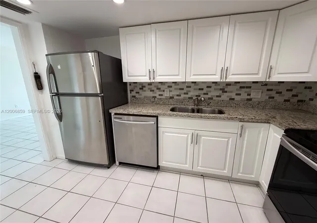 3rd image of 400 Kings Point Dr #608, Sunny Isles Beach, FL 33160 | MLS# A12006859