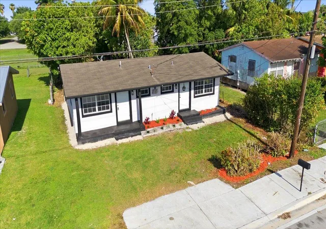 Photo 3 of Single family home for sale at 270 SW 10th Avenue, South Bay, FL 33493 | MLS# B26019682 | Listing updated on 2026-09-23