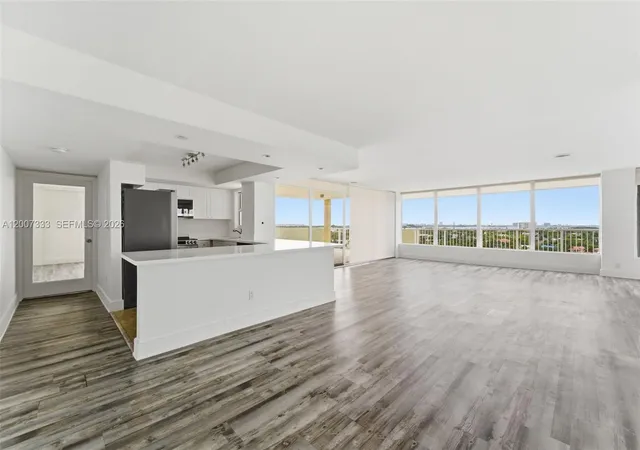 3rd image of 2000 Ne 135Th St #PH, North Miami, FL 33181 | MLS# A12007333