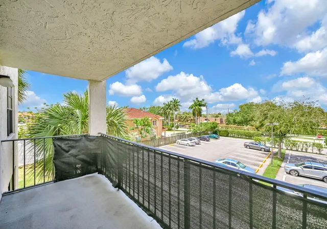 Homes for sale in Tamarac, FL | 6190 Woodlands Boulevard, Tamarac, FL 33319 | Houzeo