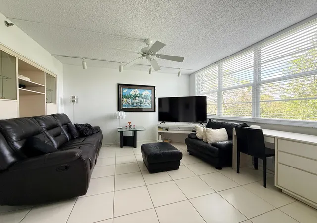 4th image of 3705 Oaks Wy #310, Pompano Beach, FL 33069 | MLS# B26020230