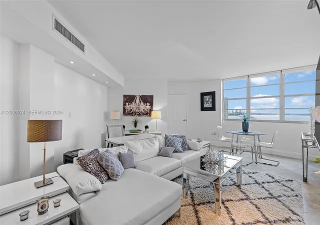 3rd image of 905 Brickell Bay Dr #1830, Miami, FL 33131 | MLS# A12008024