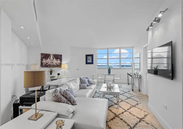 4th image of 905 Brickell Bay Dr #1830, Miami, FL 33131 | MLS# A12008024