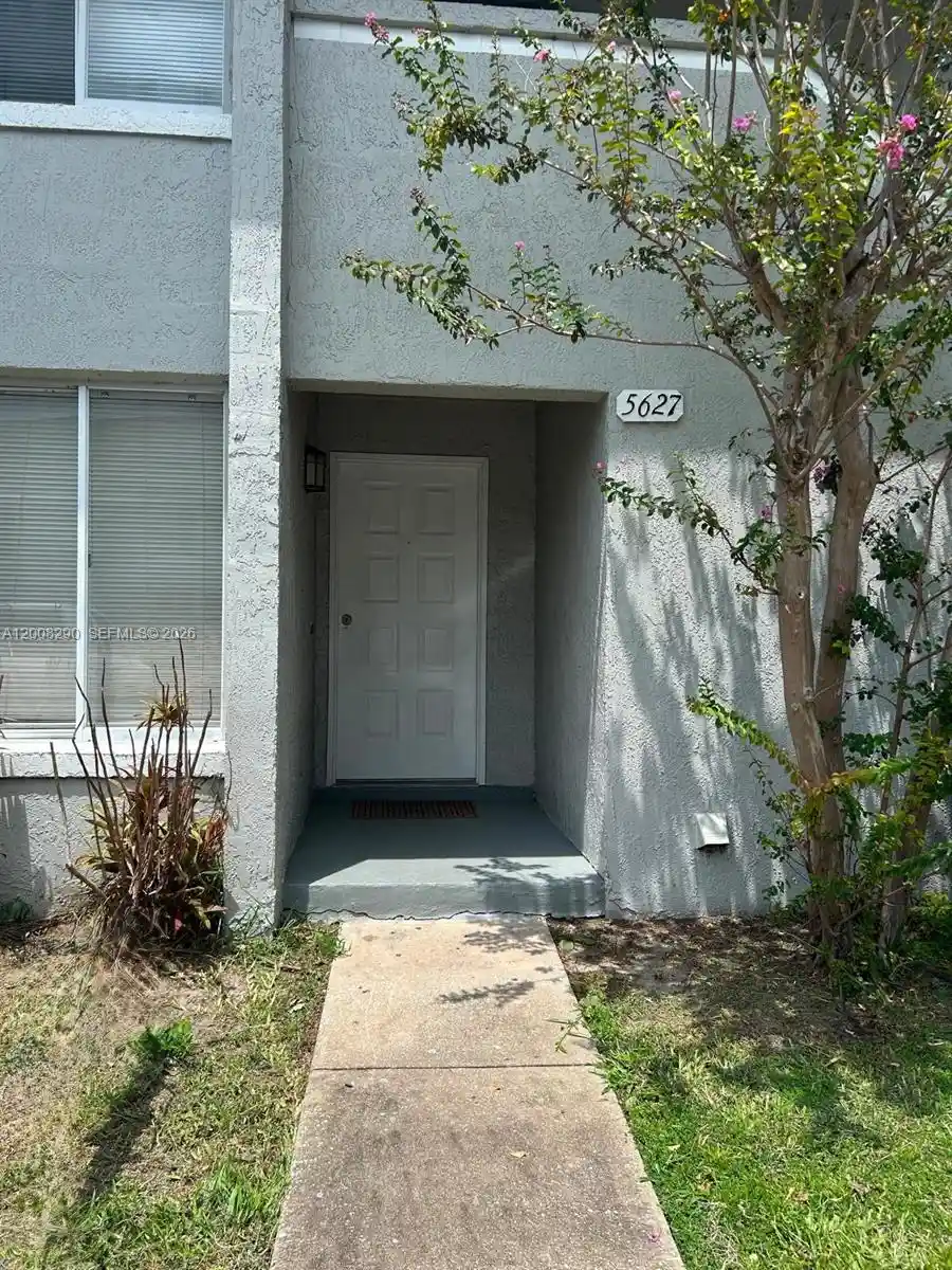 Listing Photo 1 - Condo for sale in 5627 Blue Shadows Ct located at 5627 Blue Shadows Ct, Orlando, FL 32811 - Unit 5627 Blue Shadows Ct