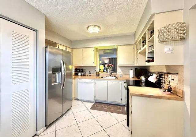 Homes for sale in Delray Beach, FL | 7006 Huntington Ln #306, Delray Beach, FL 33446 | MLS# B26021159