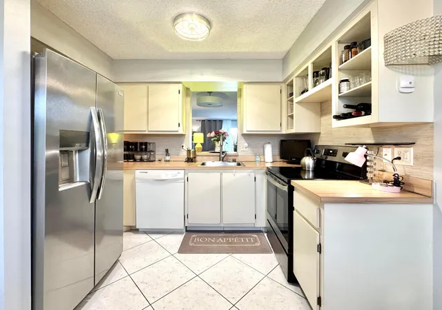 Homes for sale in Delray Beach, FL | 7006 Huntington Ln #306, Delray Beach, FL 33446 | MLS# B26021159