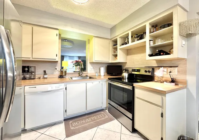Homes for sale in Delray Beach, FL | 7006 Huntington Ln #306, Delray Beach, FL 33446 | MLS# B26021159
