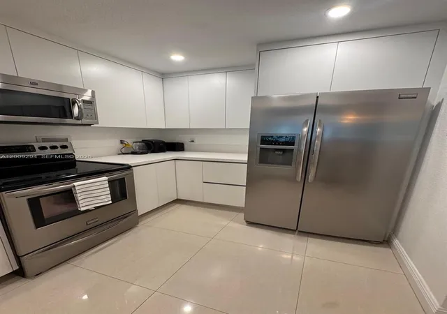 4th image of 2301 Collins Ave #427, Miami Beach, FL 33139 | MLS# A12009294