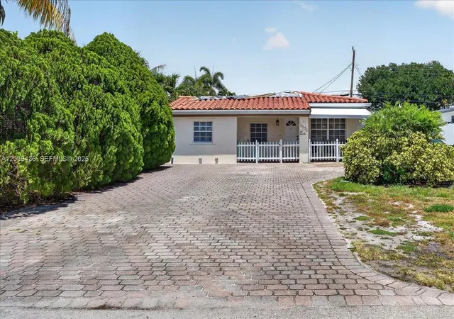 2nd image of 1171 Ne 182nd St, North Miami Beach, FL 33162 | MLS# A12009436