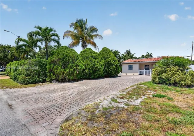 3rd image of 1171 Ne 182Nd St, North Miami Beach, FL 33162 | MLS# A12009436