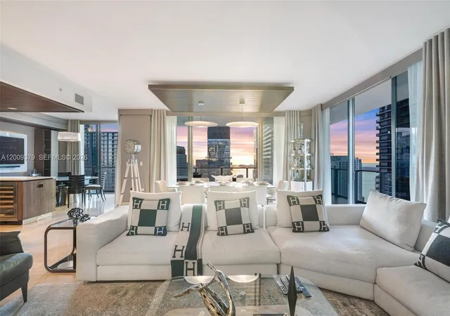 3rd image of 88 Sw 7Th St #3801, Miami, FL 33130 | MLS# A12009379