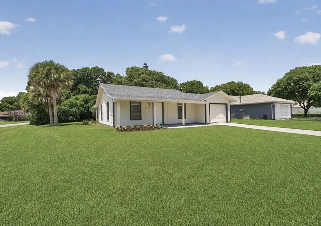 Photo 3 of Single family home for sale at 1373 32nd Avenue Sw, Vero Beach, FL 32968 | MLS# B26022192 | Listing updated on 2026-09-23