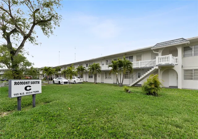 Homes for sale in Miami Gardens, FL | 165 Ne 203rd Terrace, Miami Gardens, FL 33179 | Houzeo