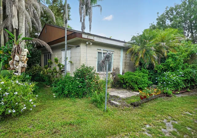 Photo 4 of Single family home for sale at 9290 Orange Ave, Fort Pierce, FL 34945 | MLS# B26022368 | Listing updated on 2026-10-06