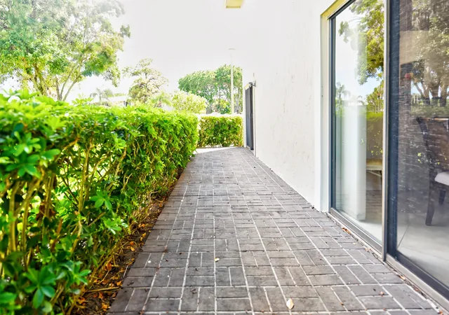 2nd image of 28 W Stratford Ln, Boynton Beach, FL 33436