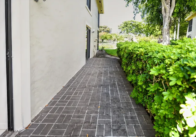 24th image of 28 W Stratford Ln #C, Boynton Beach, FL 33436 | MLS# B26022571