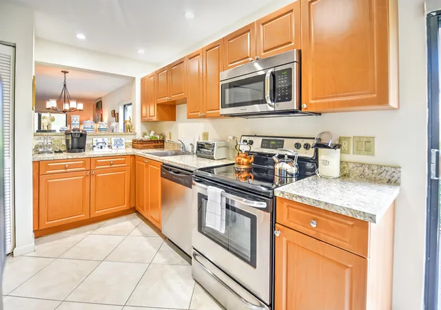 3rd image of 28 W Stratford Ln, Boynton Beach, FL 33436