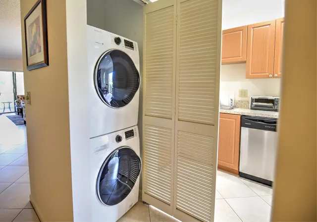 5th image of 28 W Stratford Ln, Boynton Beach, FL 33436