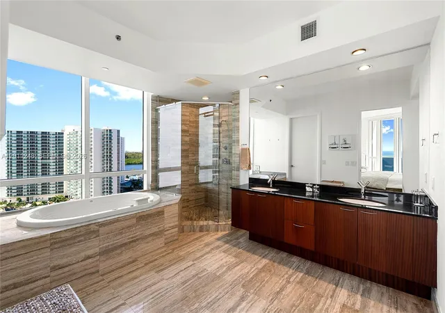4th image of 15901 Collins Ave, Miami, FL 33160