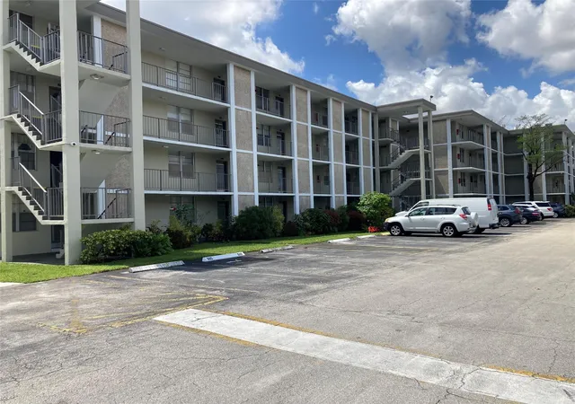Listing Photo 4 - Condo for sale in building located at 2998 Nw 48Th Ter, Lauderdale Lakes, FL 33313 - Unit #332