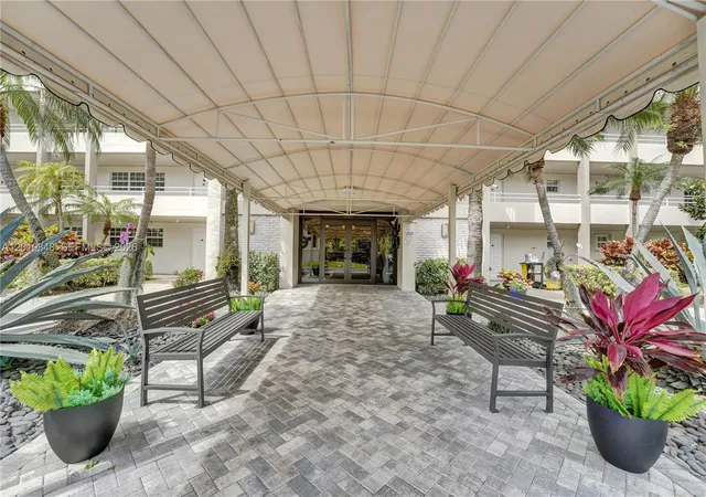3rd image of 575 Oaks Ln #508, Pompano Beach, FL 33069 | MLS# A12010848