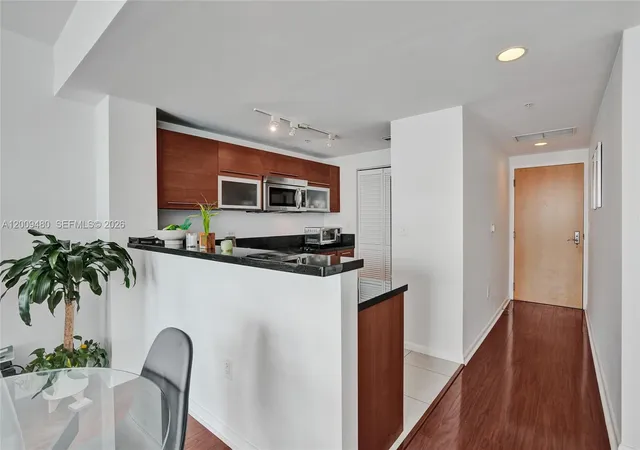 3rd image of 253 Ne 2Nd St #3304, Miami, FL 33132 | MLS# A12009480