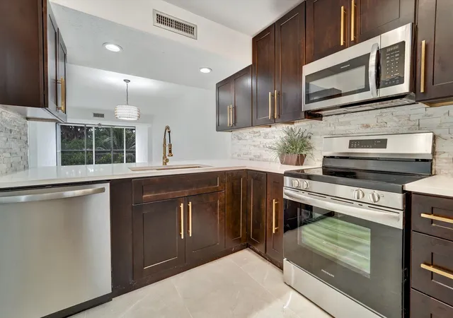 3rd image of 6181 Balboa Cir, Boca Raton, FL 33433