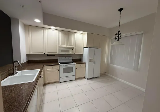 2nd image of 20 Harbour Isle Dr West W #Ph01, Fort Pierce, FL 34949 | MLS# B26023314