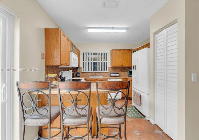 3rd image of 375 W Riverbend Dr, Sunrise, FL 33326 | MLS# A12011974