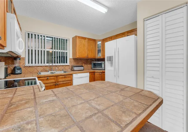 4th image of 375 W Riverbend Dr, Sunrise, FL 33326 | MLS# A12011974