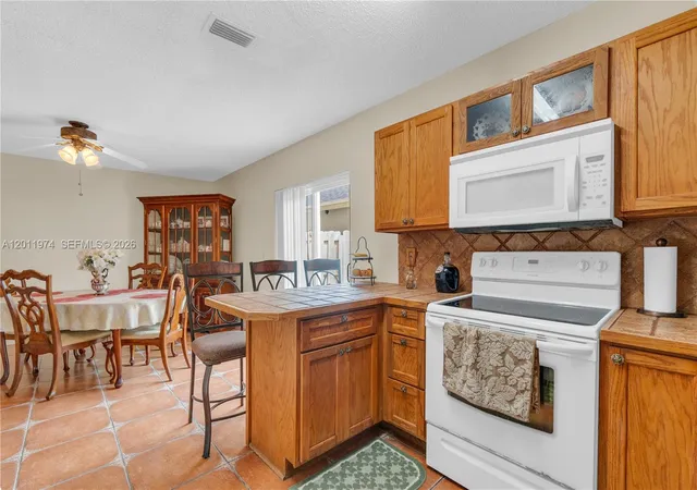 5th image of 375 W Riverbend Dr, Sunrise, FL 33326 | MLS# A12011974