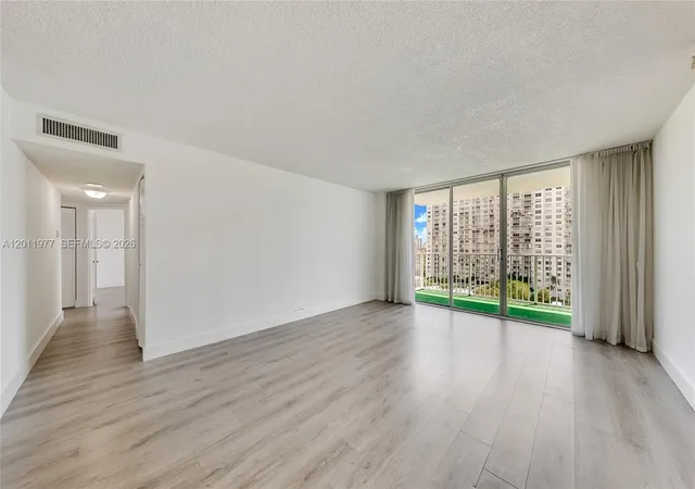 4th image of 2801 Ne 183Rd St #912W, Aventura, FL 33160 | MLS# A12011977