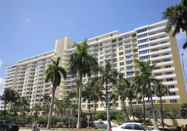 2nd image of 5600 Collins Ave #9E, Miami Beach, FL 33140 | MLS# A12010378