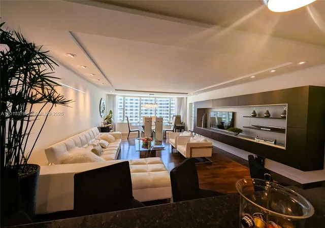 5th image of 5600 Collins Ave #9E, Miami Beach, FL 33140 | MLS# A12010378