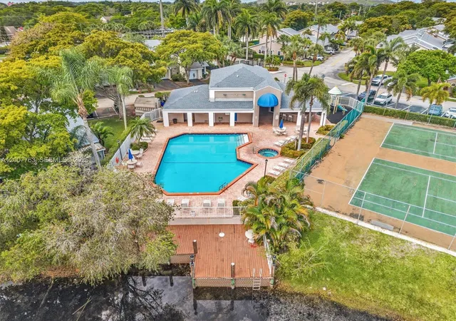 Homes for sale in Deerfield Beach, FL | 1958 E Discovery Cir E, Deerfield Beach, FL 33442 | MLS# A12007763