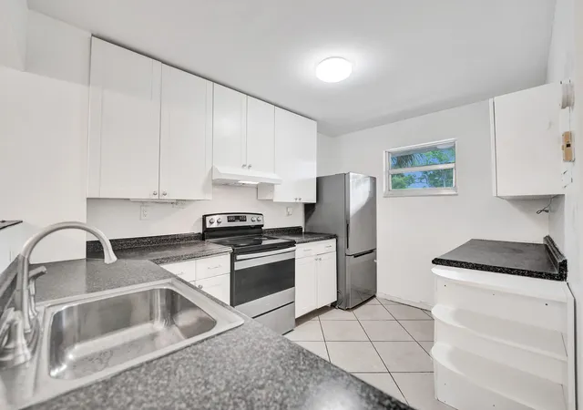 Listing Photo 3 - Condo for sale in building located at 1100 Nw 87Th Ave, Coral Springs, FL 33071 - Unit #208