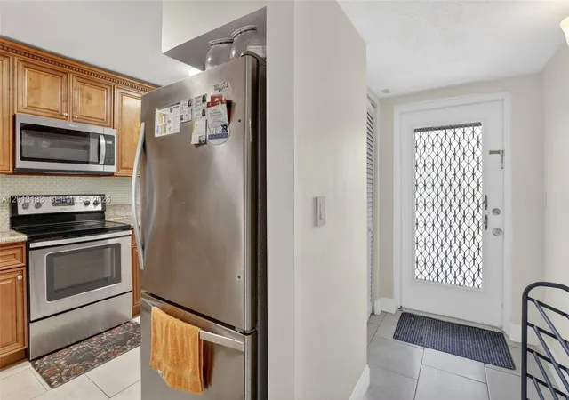 4th image of 9330 Lagoon Pl, Davie, FL 33324