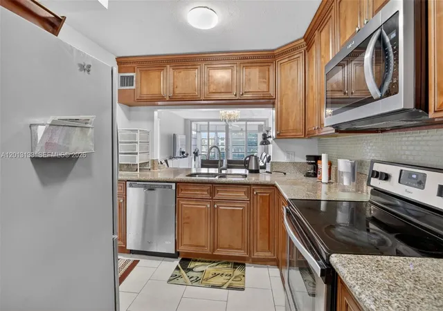 5th image of 9330 Lagoon Pl, Davie, FL 33324