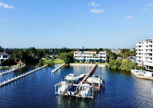 Listing Photo 4 - Condo for sale in building located at 324 N Lake Dr, Lantana, FL 33462