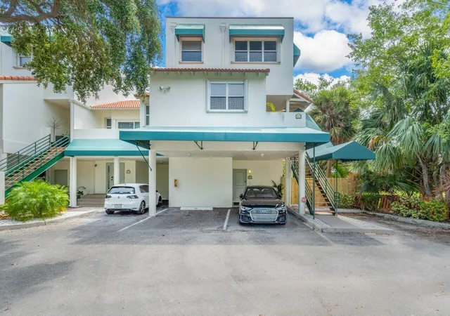 Listing Photo 5 - Condo for sale in building located at 324 N Lake Dr, Lantana, FL 33462