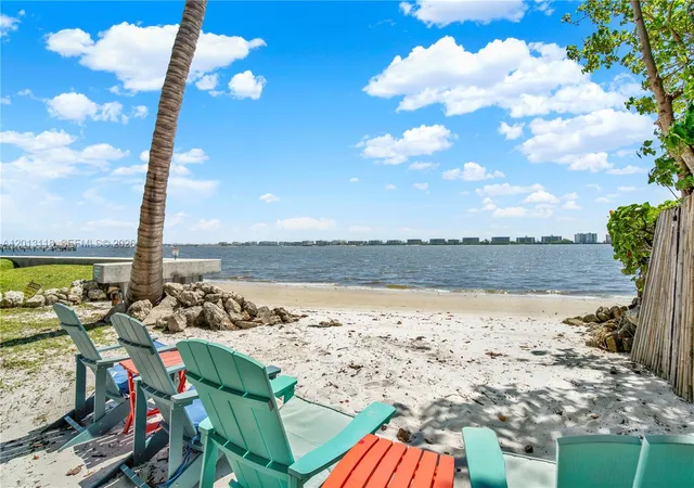 2nd image of 1516 S Lakeside Dr #105, Lake Worth Beach, FL 33460 | MLS# A12013118