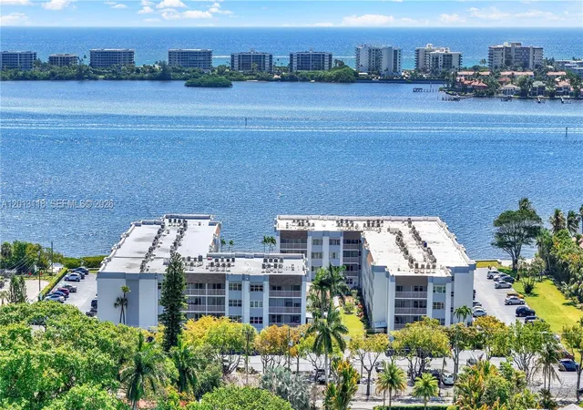3rd image of 1516 S Lakeside Dr #105, Lake Worth Beach, FL 33460 | MLS# A12013118