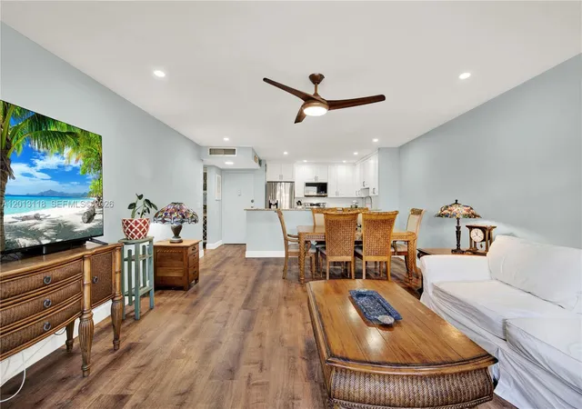 4th image of 1516 S Lakeside Dr #105, Lake Worth Beach, FL 33460 | MLS# A12013118