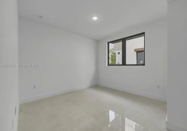 5th image of 4120 S Oak Pl, Dania Beach, FL 33314 | MLS# A12013580
