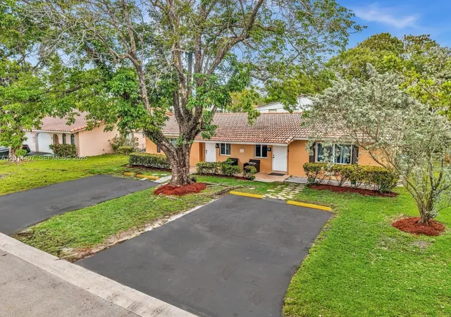Homes for sale in Coral Springs, FL | 3691 Nw 78Th Ln, Coral Springs, FL 33065 | MLS# A12014407