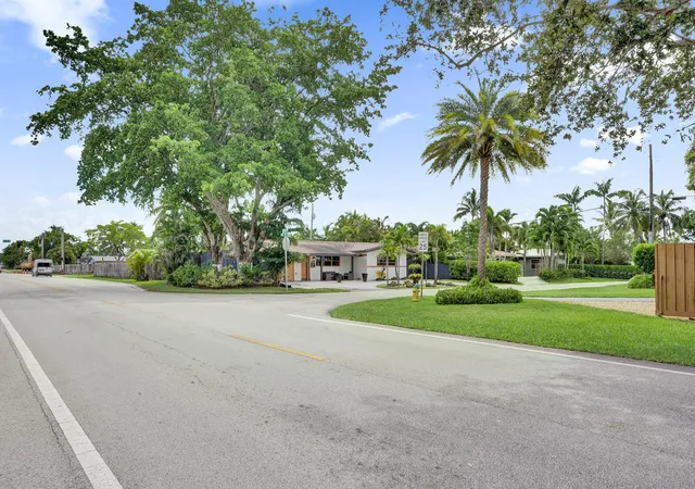 2nd image of 4460 Ne 17th Ter, Oakland Park, FL 33334 | MLS# B26025121